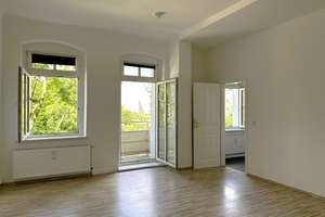 Sofort bezugsfreie 1-Zimmer-Altbauwohnung mit Balkon & Grünblick. Provisionsfrei