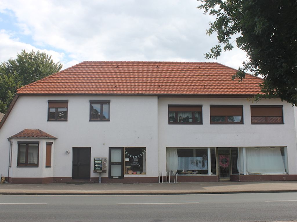 Großes Mehrfamilienhaus mit Gewerbeanteilen zentral in