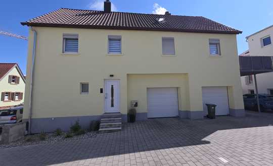 Grundsaniertes EFH mit gutem Raumangebot, 2 Garagen und Terrasse