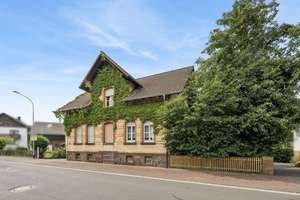 Charmantes Einfamilienhaus mit großem Nebengebäude in Grünberg / Beltershain! – Die vollständige Adresse der Immobilie erhältst du vom Anbieter., 35305 Grünberg – Vorschaubild 1