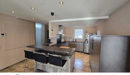 Bild von Moderner Bungalow mit EBK, Kamin, Garten, Garage & Pool!