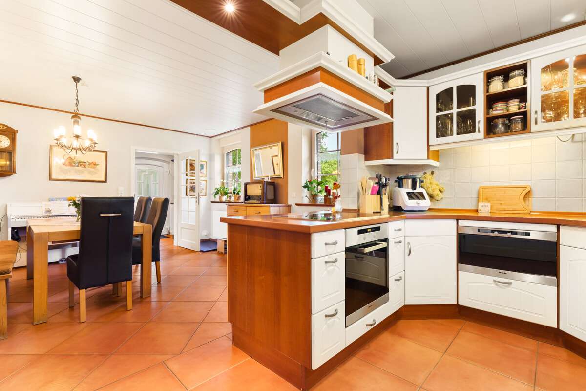 Wohnhaus mit zwei Wohneinheiten, einer Einliegerwohnung und einer Gewerbeeinheit in Reepsholt, Wittmund Kreis – Bild 4