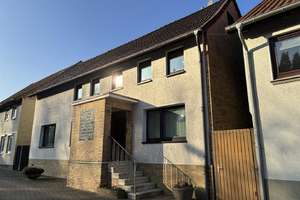 Freistehendes Einfamilienhaus -
Gartenidylle im Grünen!