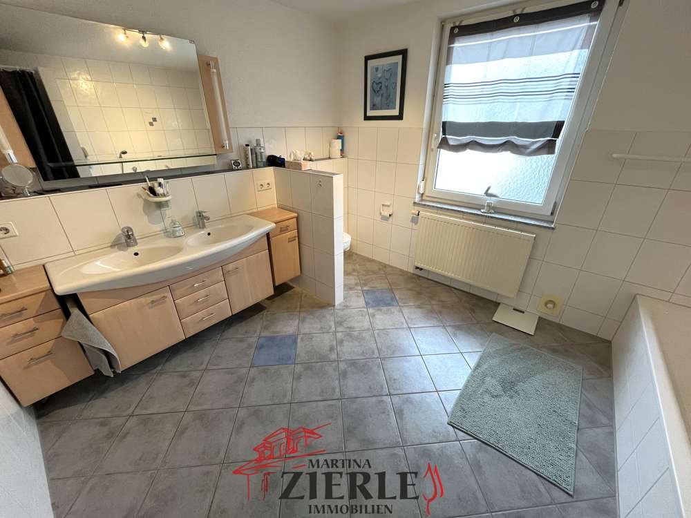 Immobilie in Gingen an der Fils - Raumwunder! Gepflegte Doppelhaushälfte mit großer Terrasse, Balkon, Keller, Hobbyraum u. Einbauküche - Bild 3