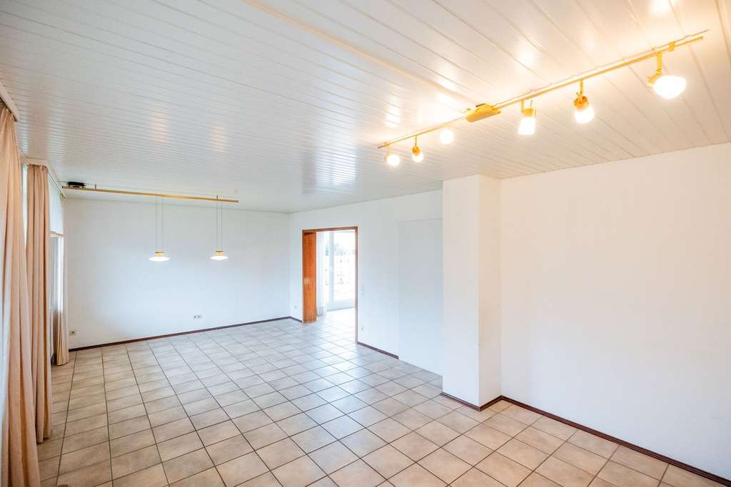 Immobilie in Ginsheim-Gustavsburg - Einfamilienhaus, Generationenhaus (3 Stockwerke flexibel nutzbar) auf schönem Grundstück - Bild 2