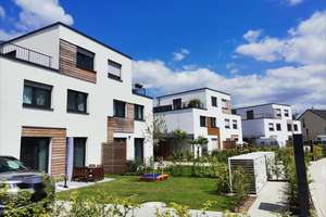 Luxuriöse Doppelhaushälfte mit fünf hellen Zimmern, einer Einbauküche und  in Nordenstadt, Wiesbaden – Blaumeisenweg 8, 65025 Nordenstadt, Wiesbaden – Vorschaubild 1