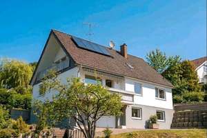 Modernisiertes EFH mit Einliegerwohnung und großem Grundstück