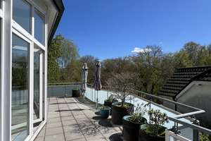 Wo Hamburg leiser wird. Einfach besonders. Licht. Ruhe. Penthouse direkt am Naturschutzgebiet. – Die vollständige Adresse der Immobilie erhältst du vom Anbieter., 22397 Wohldorf-Ohlstedt, Hamburg – Vorschaubild 2