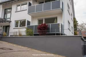 Vollständig renovierte  3-Zimmer-EG-Wohnung mit großer Terrasse, Balkon, Einbauküche u Tageslichtbad