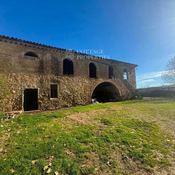 Masía aus dem 18. Jahrhundert, Baujahr 1840, in Besalú, Girona, zu verkaufen.