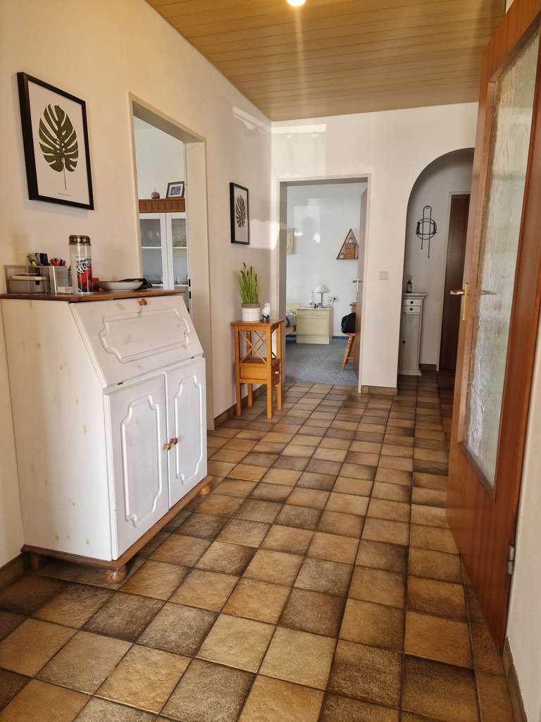 Immobilie in Ichenhausen - Freistehendes Einfamilienhaus mit großem Grundstück, Balkon & Terrasse in  Ichenhausen - Bild 1