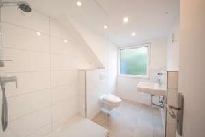 Modernisierte 3-Zimmer-Dachgeschosswohnung mit Loggia, Spitzboden & Stellplatz – Nähe Wahner Heide – Die vollständige Adresse der Immobilie erhältst du vom Anbieter., 51145 Urbach, Köln – Vorschaubild 12
