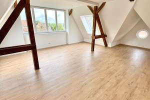 ERSTBEZUG "NEU" Exklusive 2-Zimmer DG-Wohnung mit EBK, Gäste WC, Fußbodenheizung, Stellplatz