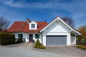 Großzügiges Landhaus mit weitläufigem Garten – Die vollständige Adresse der Immobilie erhältst du vom Anbieter., 82335 Berg – Vorschaubild 2