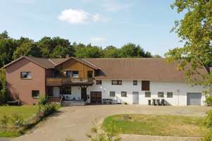 Großzügiges Landhaus mit Mietswohnung, Pferdehaltung und 22 kW-Photovoltaikanlage in traumhafter All – Die vollständige Adresse der Immobilie erhältst du vom Anbieter., 31606 Warmsen – Vorschaubild 1