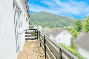 Grüne Aussichten: Einfamilienhaus (DHH) mit Einliegerwohnung, Garage und Garten in Waldrandlage – Die vollständige Adresse der Immobilie erhältst du vom Anbieter., 67468 Neidenfels – Vorschaubild 2