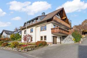 Eigentumswohnung im Dachgeschoss eines gepflegten Zweifamilienhauses