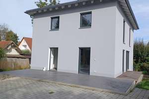 Energie-effizient, neuwertig und bezugsfertig: Toskanahaus in Burglengenfeld – Die vollständige Adresse der Immobilie erhältst du vom Anbieter., 93133 Burglengenfeld – Vorschaubild 2