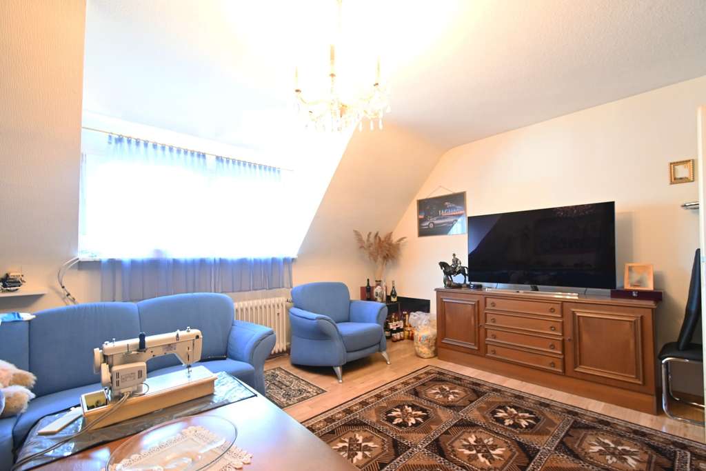 Immobilie in Kenzingen - Vermietete 3-Zimmer Dachgeschosswohnung mit Stellplatz  - Bild 2