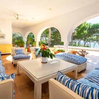 Prächtige Strandvilla mit Zugang zum Meer in Porto Petro