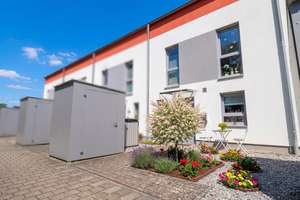 Modernes lichtdurchflutetes Reihenhaus mit attraktiven Außenbereichen – Die vollständige Adresse der Immobilie erhältst du vom Anbieter., 91083 Baiersdorf – Vorschaubild 1