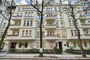 Außergewöhnliche Altbauwohnung auf zwei Ebenen mit privatem Lichthof in Ku’damm-Lage