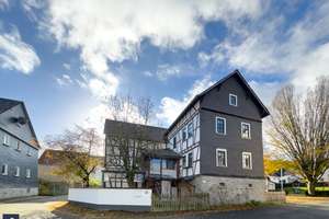 Liebevoll modernisiertes Fachwerkhaus mit integriertem Kornspeicher und besonderem Wohncharme – Die vollständige Adresse der Immobilie erhältst du vom Anbieter., 35796 Weinbach – Vorschaubild 1