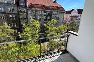 Aufzug und Balkon mit Blick auf den Maikäferplatz nahe Bayerischer Platz