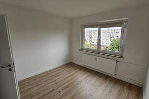 Zum Selbstbezug! moderne 3-Zimmer-Wohnung mit Wannenbad, Balkon und Einbauküche – Ilja-Ehrenburg-Straße 13, 18147 Toitenwinkel, Rostock – Vorschaubild 3
