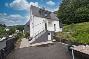 VR Immo: Modernisiertes Einfamilienhaus mit Doppelgarage in Eisern – Die vollständige Adresse der Immobilie erhältst du vom Anbieter., 57080 Eisern, Siegen – Vorschaubild 2