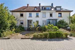 Gartenidylle inklusive: Reihenmittelhaus mit Terrasse, Balkon und Gartenhaus