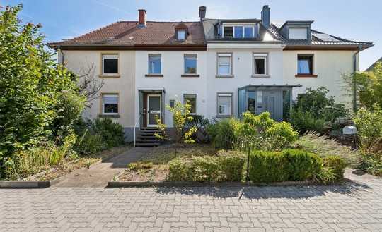 Gartenidylle inklusive: Reihenmittelhaus mit Terrasse, Balkon und Gartenhaus