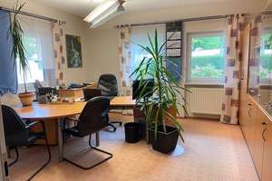 Vermietetes Mehrfamilienhaus mit zusätzlicher Bürofläche *VERHANDLUNGSBASIS* – Die vollständige Adresse der Immobilie erhältst du vom Anbieter., 95145 Oberkotzau – Vorschaubild 9