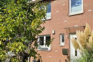 gepflegte Doppelhaushälfte in ruhiger Siedlung mit Garage und Stellplatz