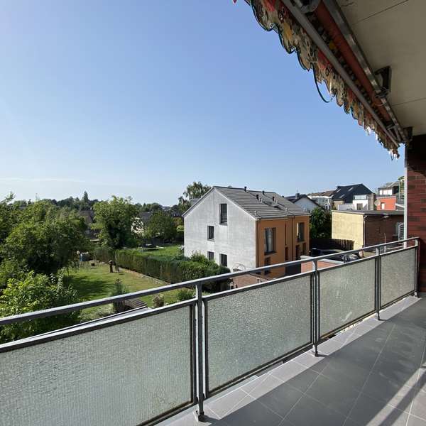 *** frisch renovierte 3-Zimmer-Wohnung - Echtholzparkett - Süd/West Balkon - Naturgarten ***