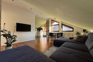 Charmante 3-Zi-DG-Wohnung: 72m² Wohnfl., 105m² Grundfl., Balkon, Keller, Parkplatz & große Terrasse.
