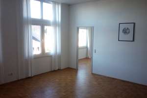 Von privat: Großzügige 2-Zimmer-Altbauwohnung mit Tiefgarage