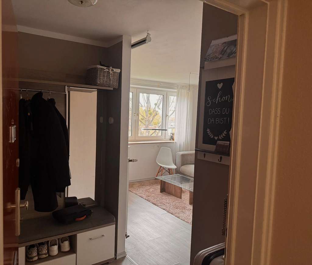 Immobilie in München - Parkstadt / Bogenhausen:  Top gepflegte 2 -Zimmer Wohnung mit Loggia und Garage - Bild 1