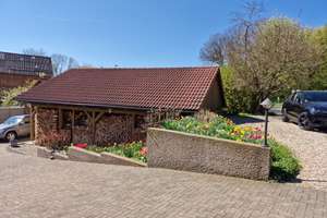 Wohnen wie im Park!
Tolles Landhaus
+ 4 Nebengebäude
+ PV-Anlage u. Fernwärme
+ Bezugsfrei in Kü – Die vollständige Adresse der Immobilie erhältst du vom Anbieter., 95473 Creußen – Vorschaubild 4