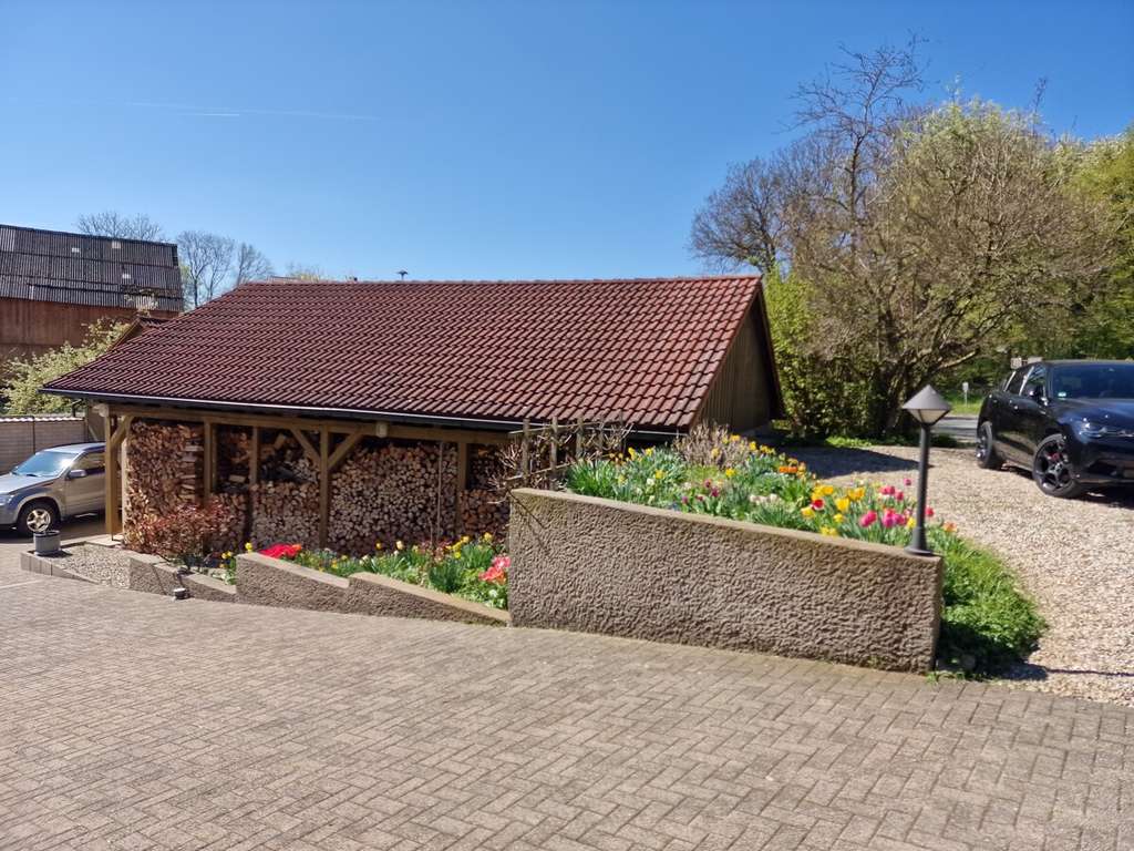 Immobilie in Creußen - Wohnen wie im Park!
Tolles Landhaus
+ 4 Nebengebäude
+ PV-Anlage u. Fernwärme
+ Bezugsfrei in Kü - Bild 3