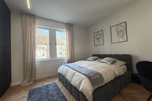 Luxuriös renovierter Altbau mit Ostbalkon
