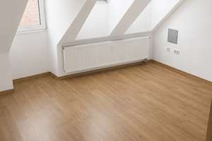 Sanierte Dachgeschoss-Wohnung zu vermieten | 2-Zimmer-Wohnung (70m²) – Blumenthalstr. 2-4, 90429 Himpfelshof, Nürnberg – Vorschaubild 3