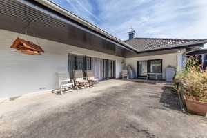 BUNGALOW MIT GROßEM GARTEN! Schwimmbad, Kamin und barrierefreier Zugang – Hochtaunuskreis – Vorschaubild 4