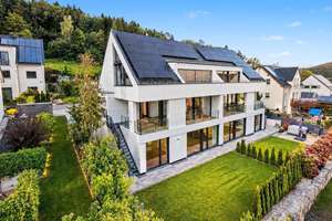 Architektonische DHH in exklusiver Hanglage – modernes Wohnerlebnis in Simmelsdorf – Die vollständige Adresse der Immobilie erhältst du vom Anbieter., 91245 Simmelsdorf – Vorschaubild 1