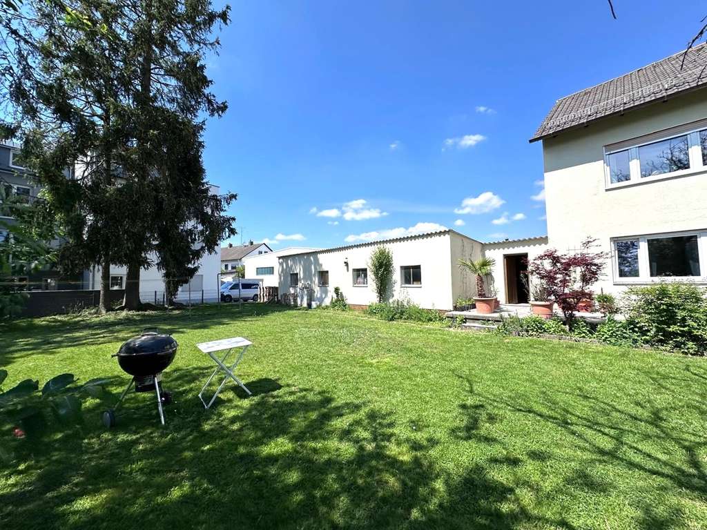 Immobilie in Königsbrunn - Drei Reihenhäuser mit Entwicklungsmöglichkeiten in Königsbrunn – wohnen, investieren, realisieren! - Bild 2