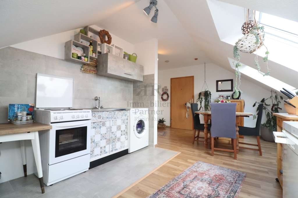 Immobilie in Dinslaken - Raumwunder! Schöne, gepflegte und schnuckelige Dachgeschosswohnung mit Weitblick über Dinslaken! - Bild 2