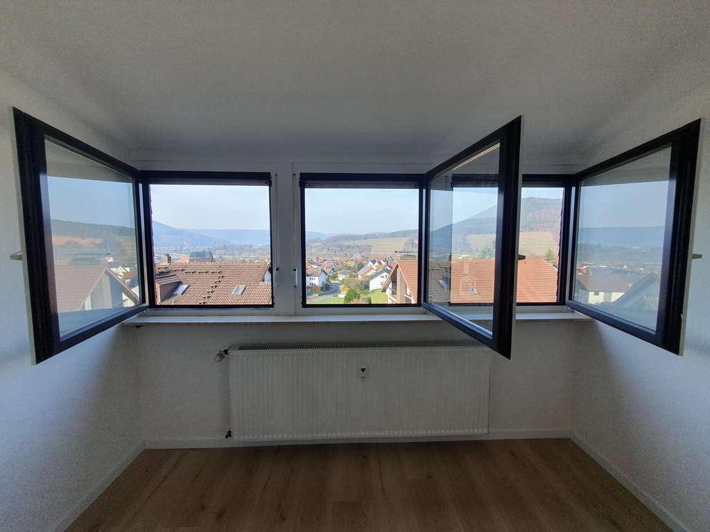Immobilie in Bürgstadt - Elegantes Dachgeschoss mit Sonnenlicht & Blick ins Weite – Modern renoviert - Bild 2
