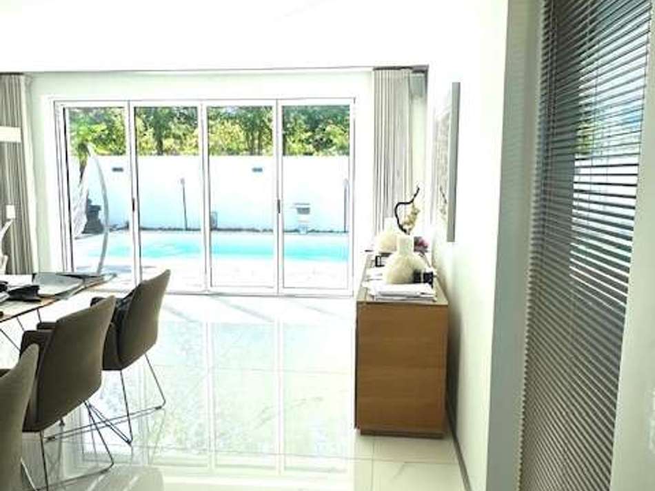 Essbereich / Blick zum Pool