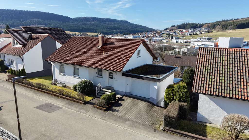 Immobilie in Wehingen - Wohnen mit Weitblick: Einfamilienhaus mit Garten und Terrasse in 78564 Wehingen - Bild 1