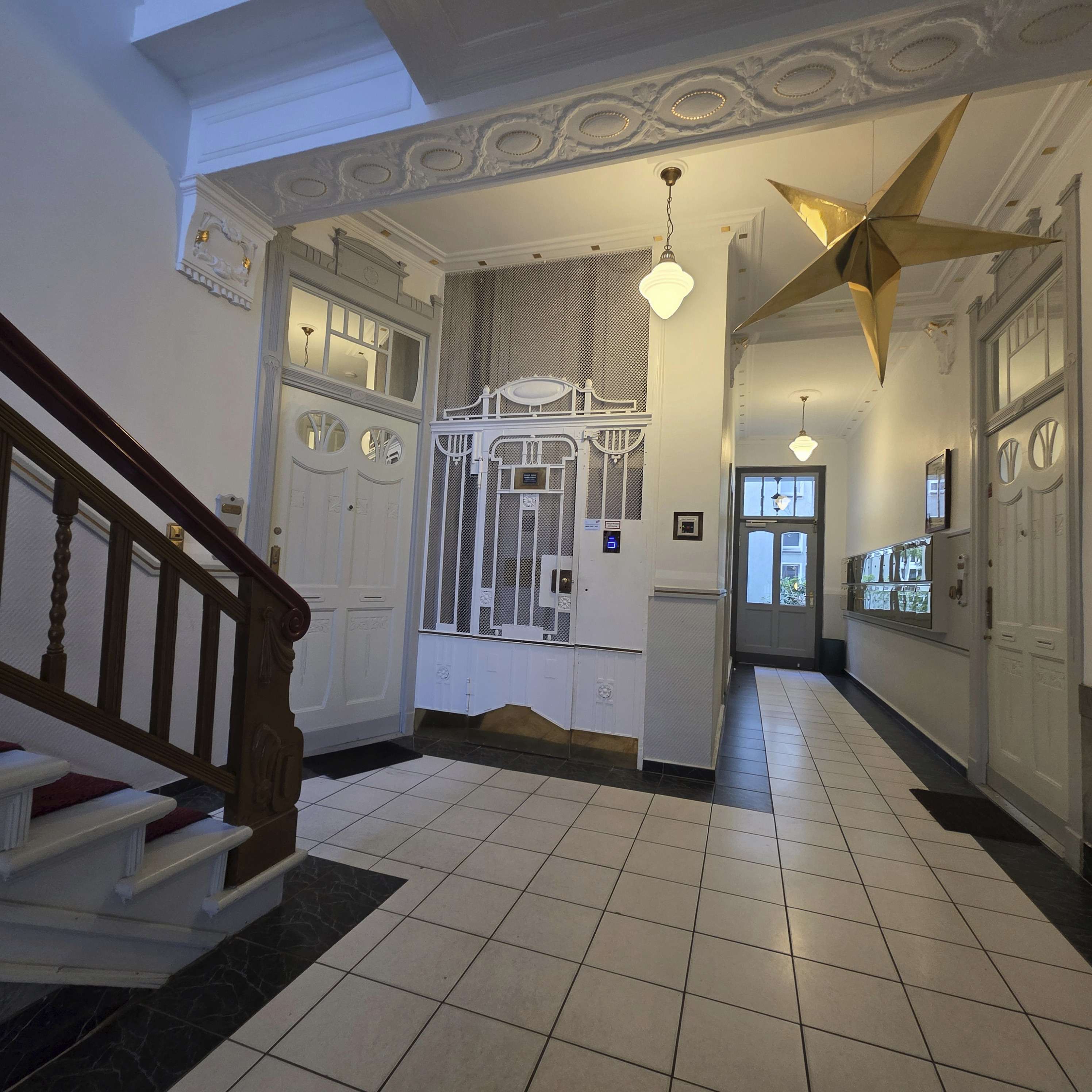 Ruhige Ku’damm-Lage: 4-Zimmer-Altbau mit Stuck, Dielen, Balkon & Aufzug, renovierungsbedürftig, Berlin – Bild 3